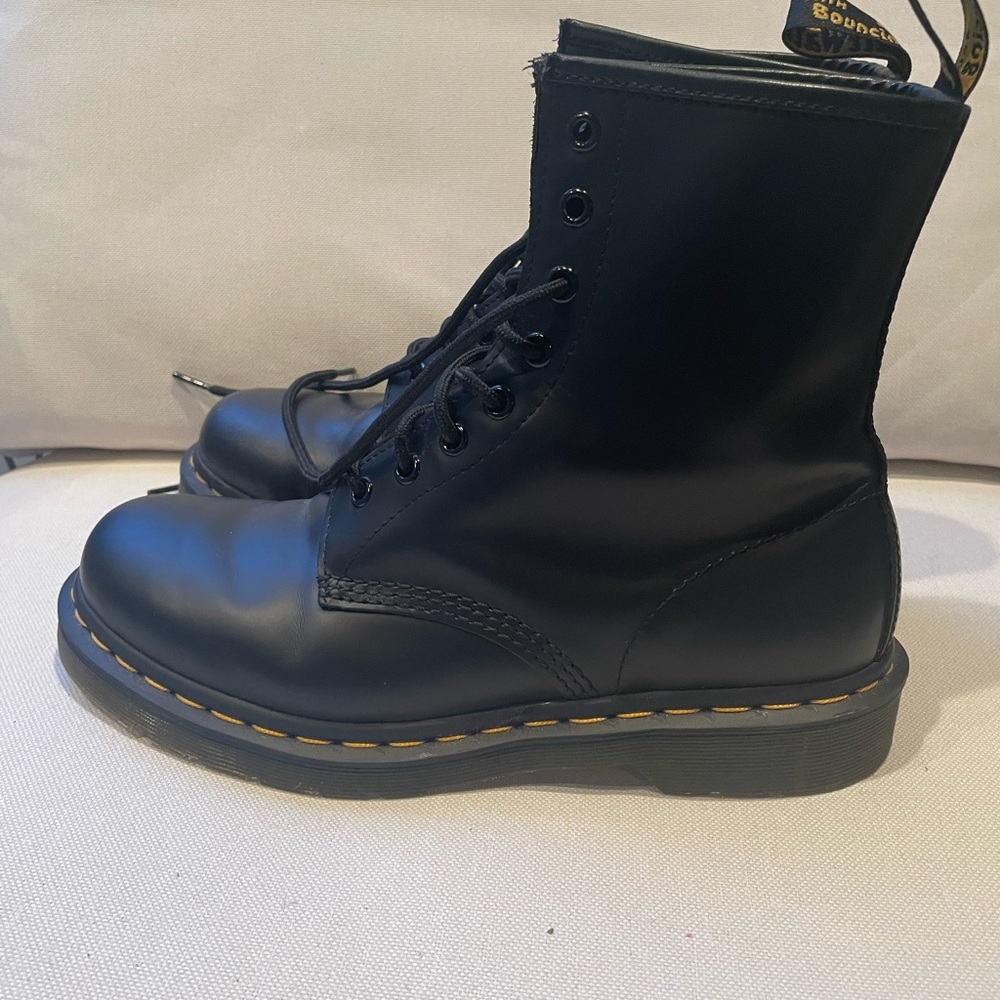 Dr Martins black boots - like new!